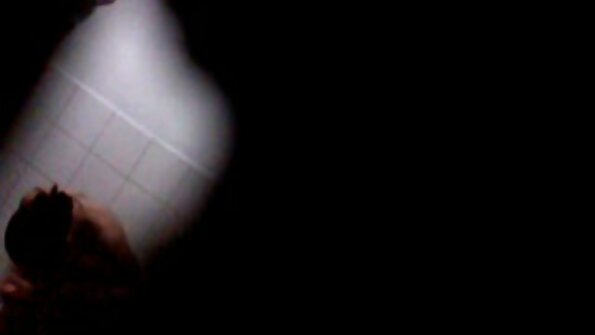 నటాలియా స్పైస్ తన తెల్లని కాప్రి ప్యాంటు మరియు మెష్ ప్యాంటీలను తీసివేసింది
