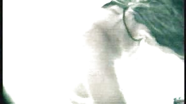 సన్నగా ఉండే టీన్ బేబ్ ఫ్రాంజిస్కా ఫేస్‌లా వ్యాపించింది మరియు ఆమె గుండు పుస్సీని డిల్డో ఫక్ చేస్తుంది